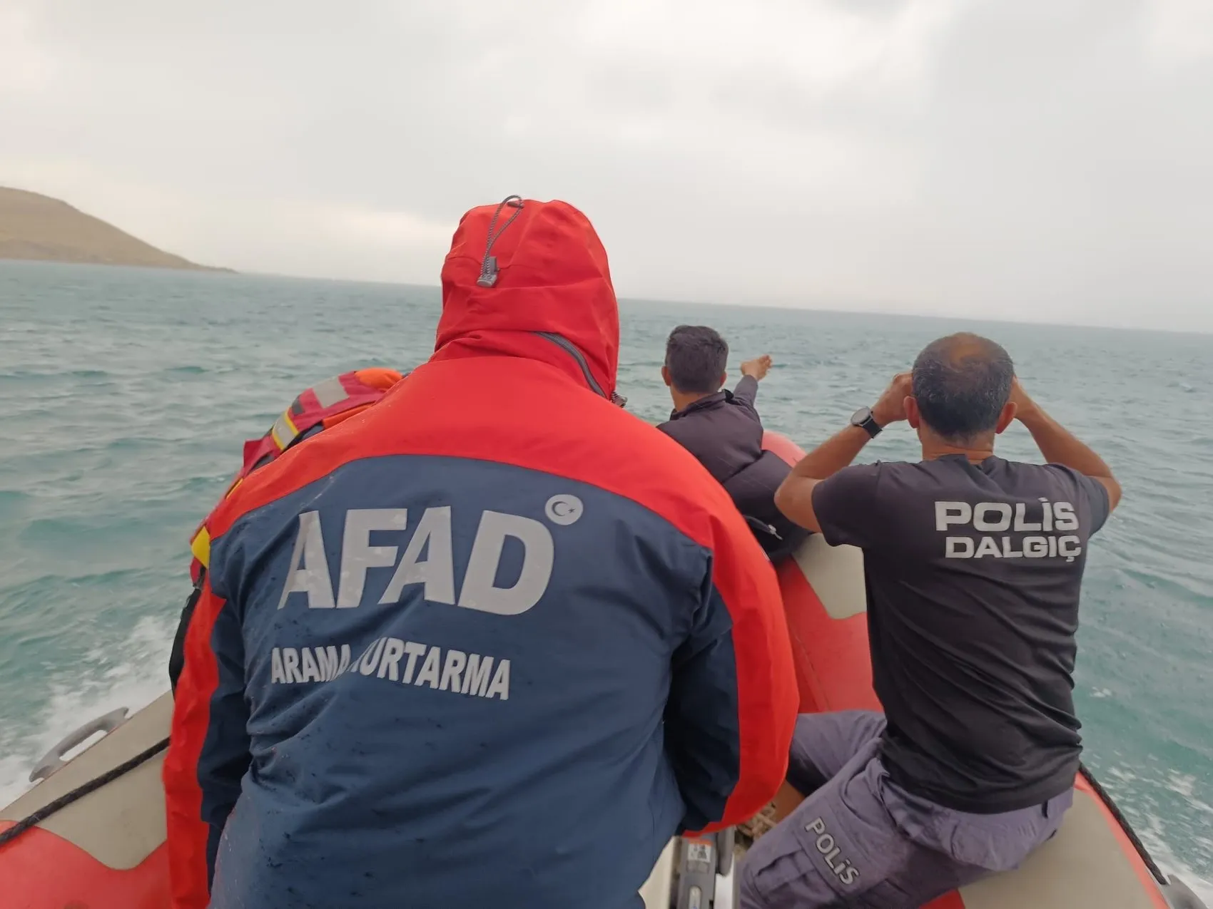 Rüzgarla Van Gölü'nde açığa sürüklenen 3 kişiyi dalgıçlar kurtardı