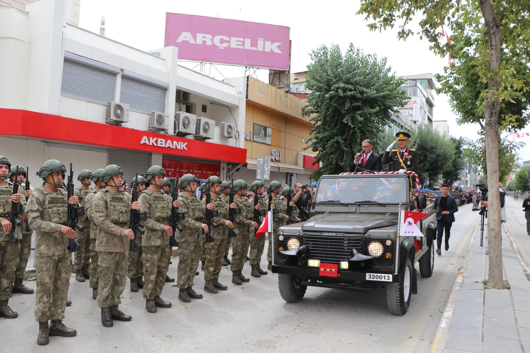 Van'da 30 Ağustos kutlamalarında atlı birlikler büyük alkış aldı