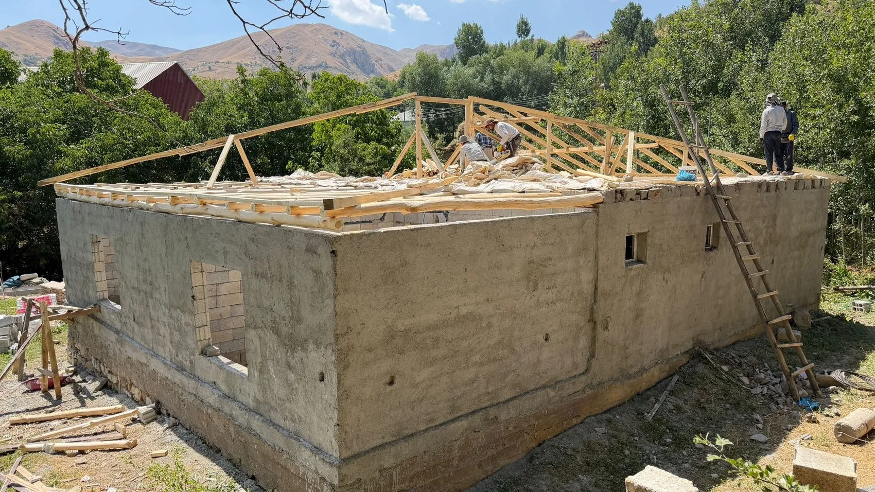 Yer minderinde ders çalışan ikizlerin evi yenileniyor