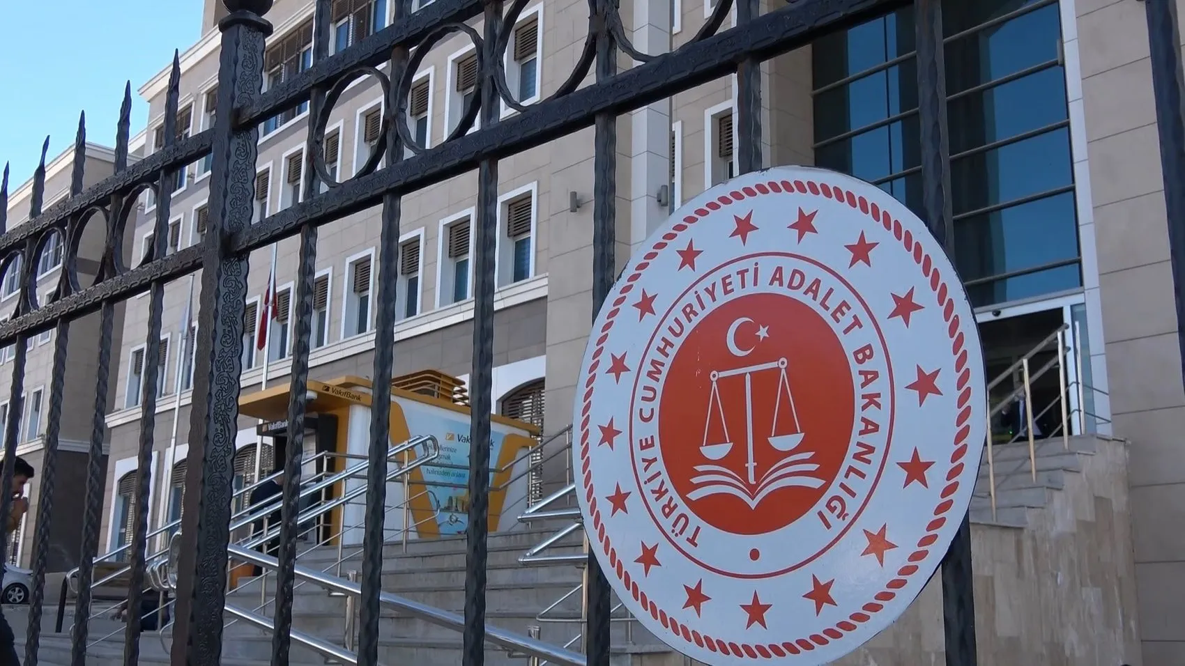 Siverek yolunda engelli aileye dehşet dolu saldırı