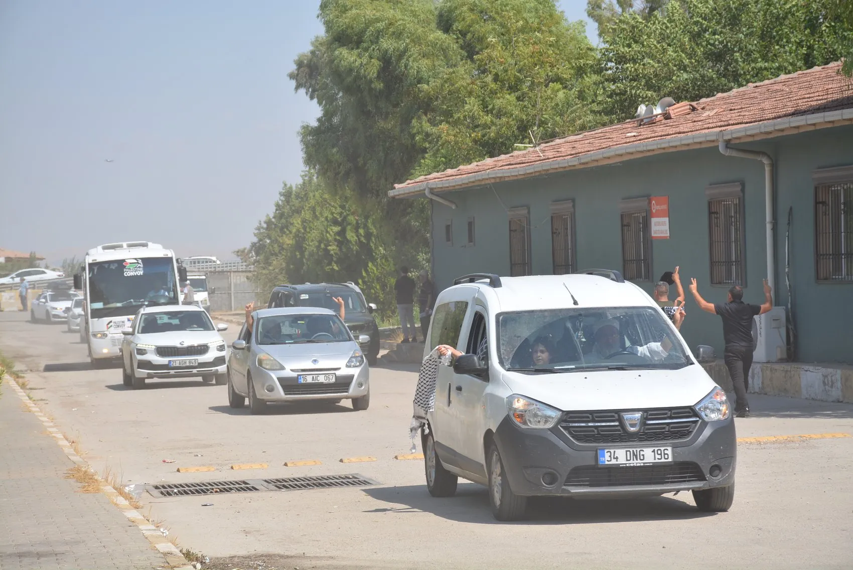 Filistin için yola çıkan aktivistler Habur üzerinden Irak sınırını geçti