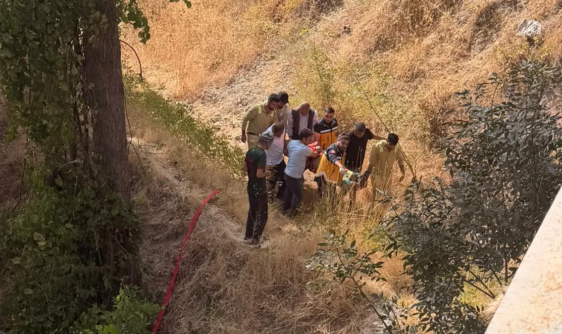 Yangına müdahale için yola çıkan arazöz nehre uçtu