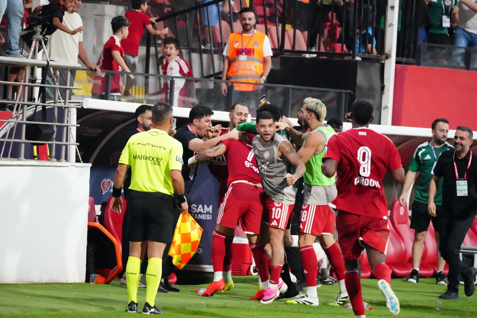 Batman Petrolspor son dakikalarda bulduğu gollerle Sivasspor'u devirdi
