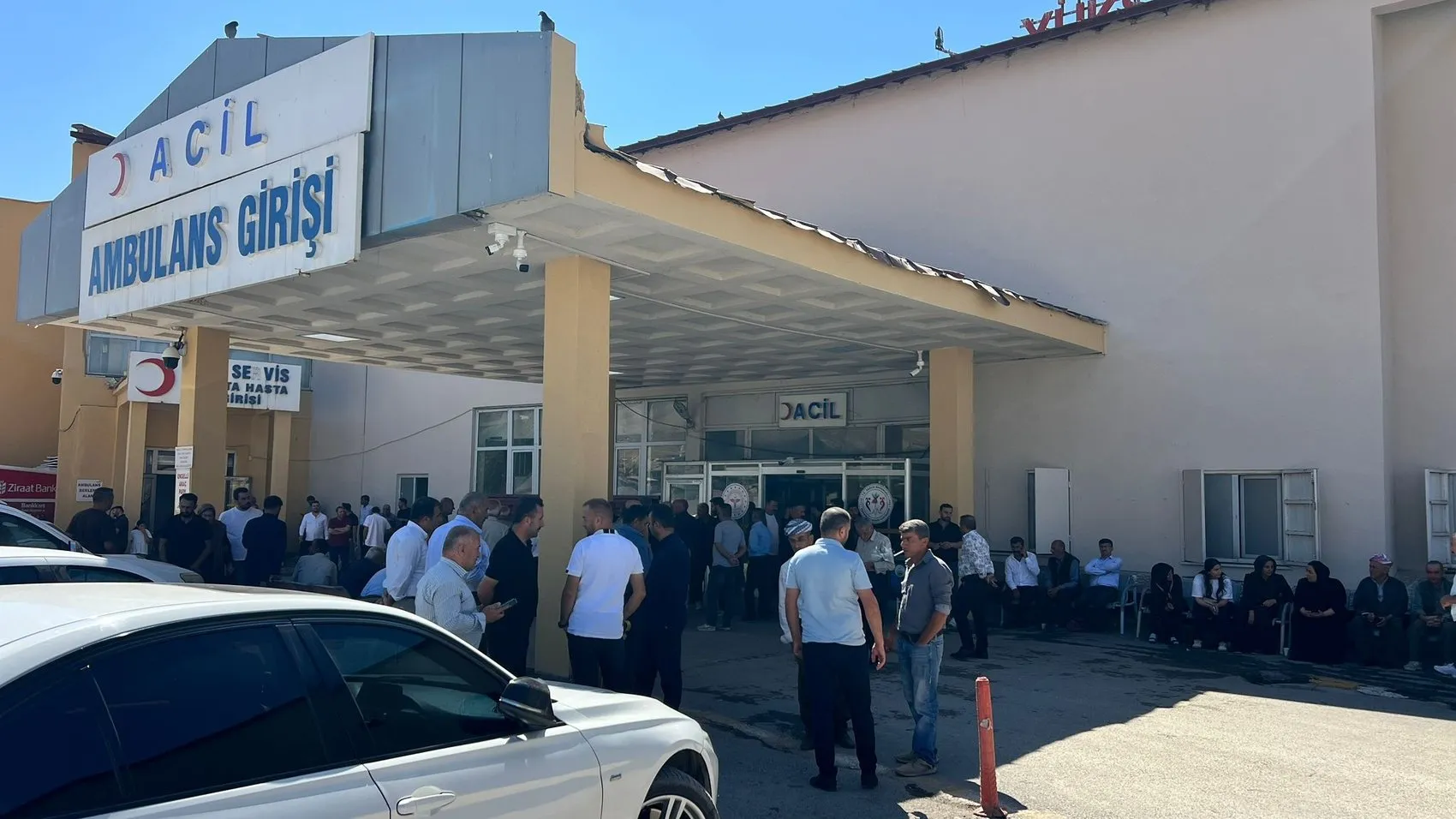Yüksekova'da kafa kafaya çarpışma 10 yaralı