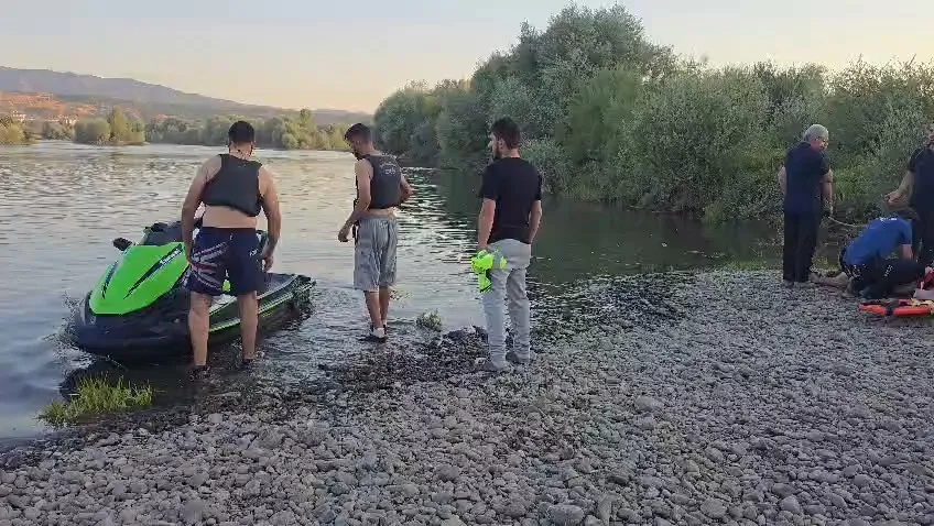 Bingöl Genç ilçesinde baraj kapakları açılınca iki kardeş nehirde sürüklendi