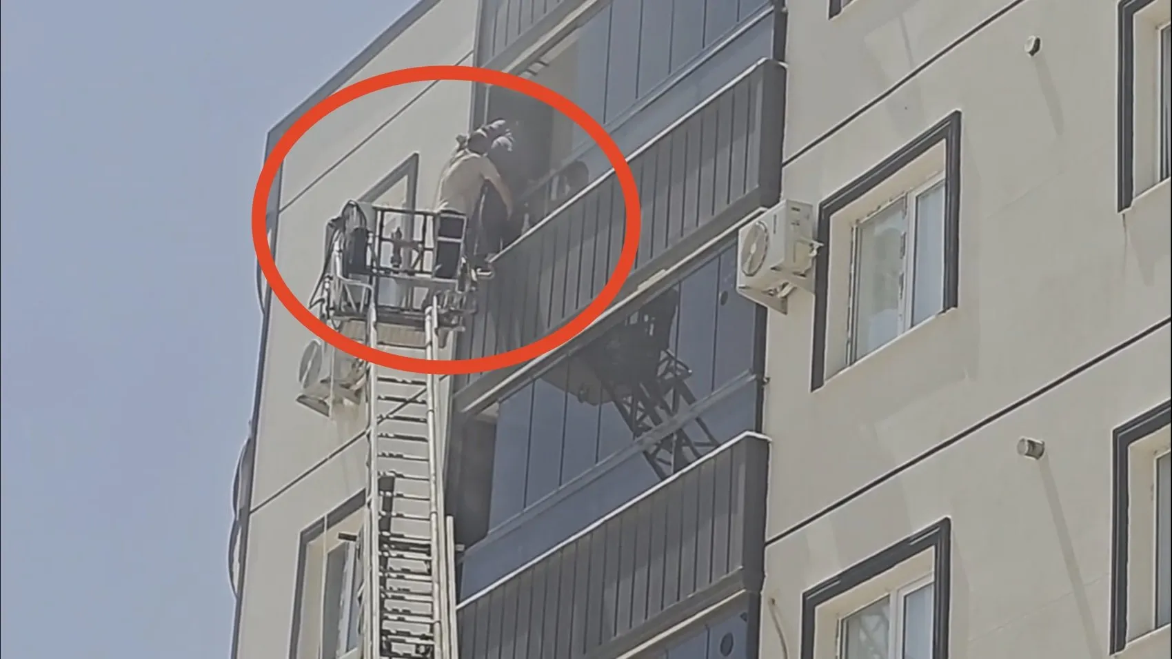 Nusaybin'de apartman dairesinde çıkan yangın paniğe yol açtı