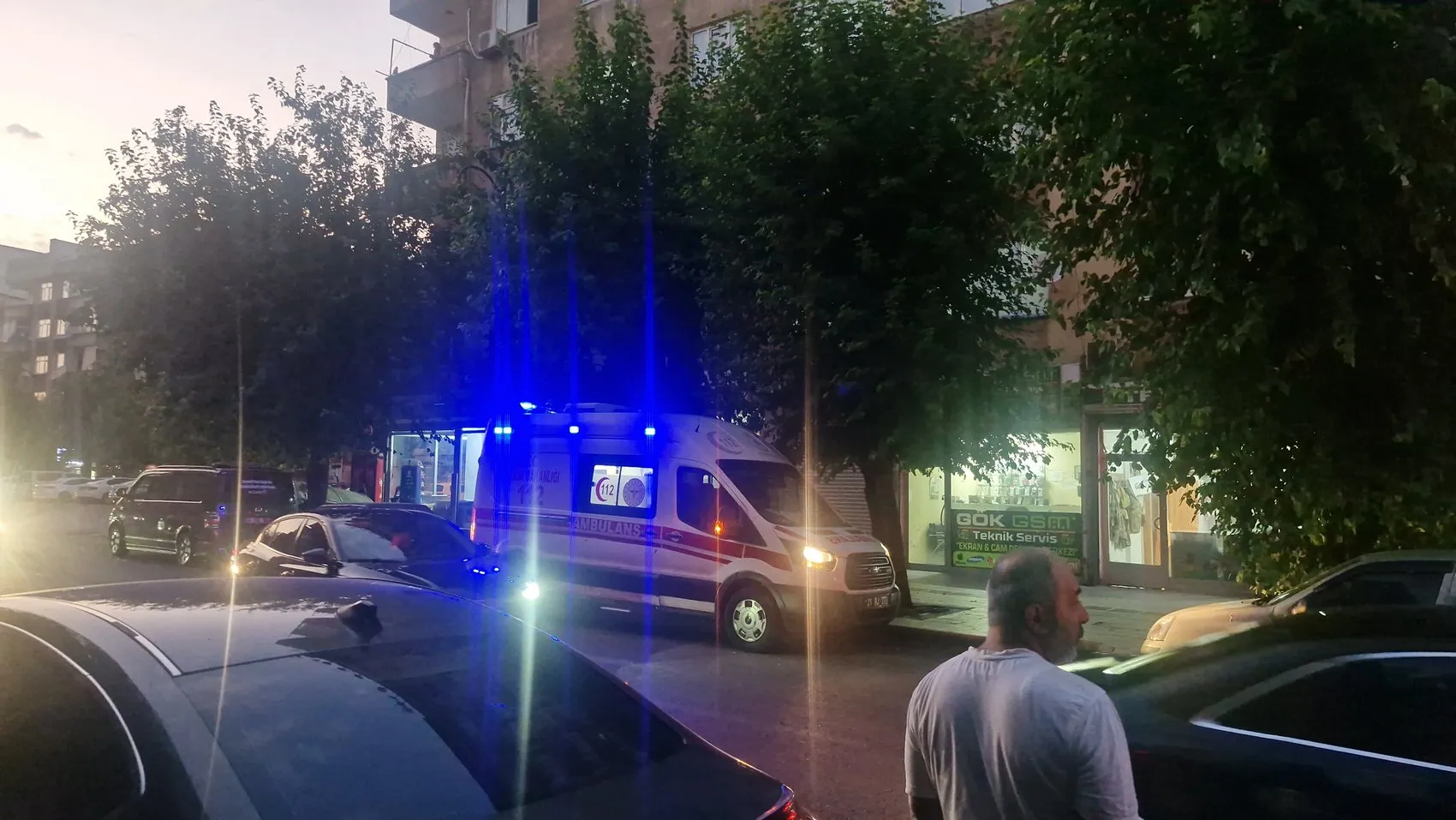 Diyarbakır Yenişehir'de bir apartmanın çatısı alevlere teslim oldu