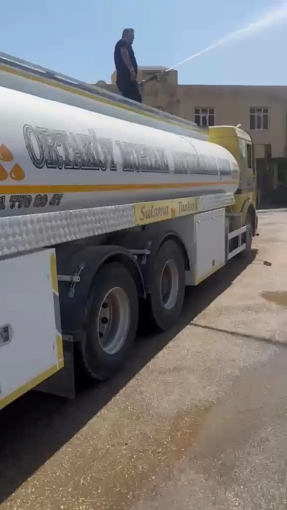 Mardin'de muhtar, çocukları tankerle su sıkarak serinletti