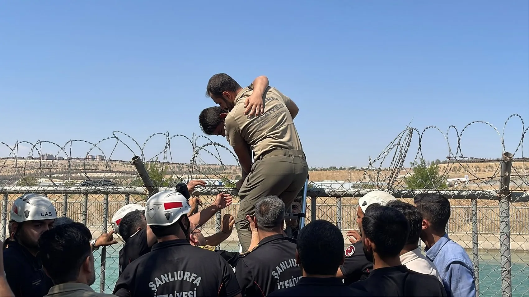 Şanlıurfa valilik korumaları kanalda boğulmak üzere olan iki çocuğu son anda kurtardı