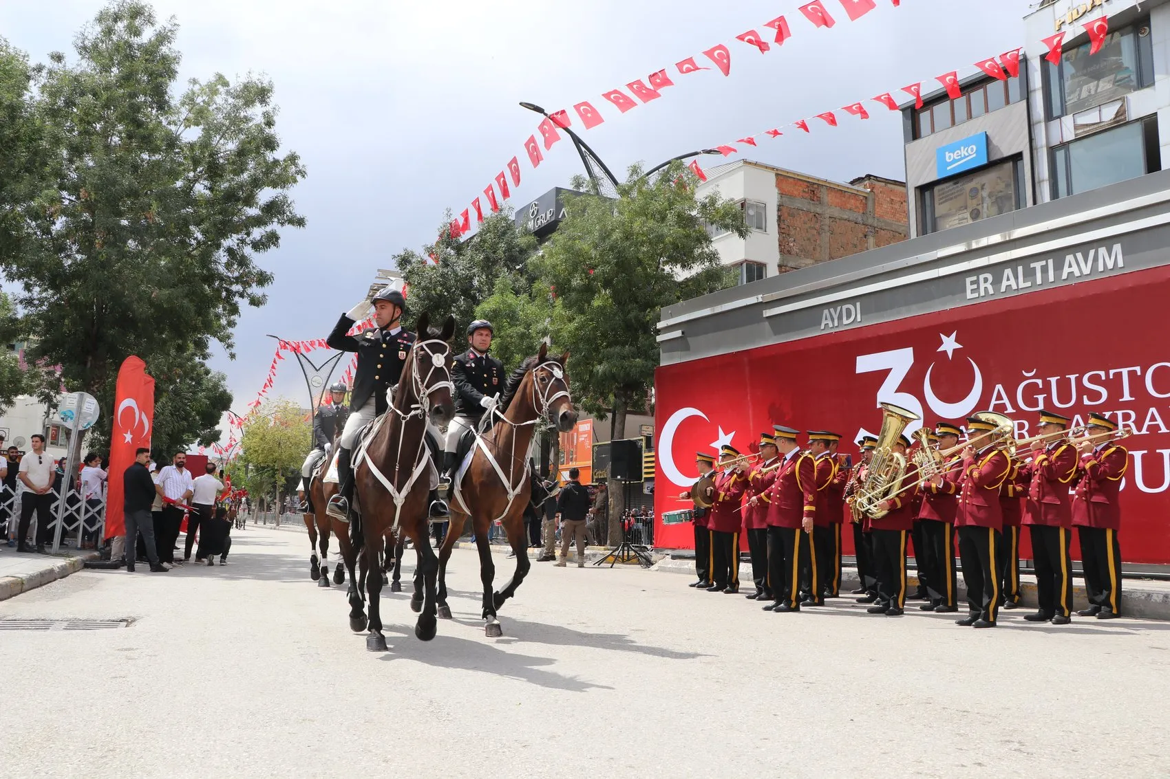 Van'da 30 Ağustos kutlamalarında atlı birlikler büyük alkış aldı