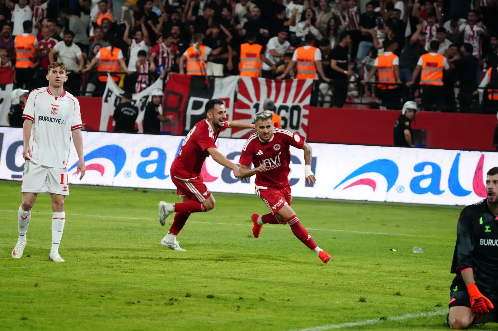 Batman Petrolspor son dakikalarda bulduğu gollerle Sivasspor'u devirdi
