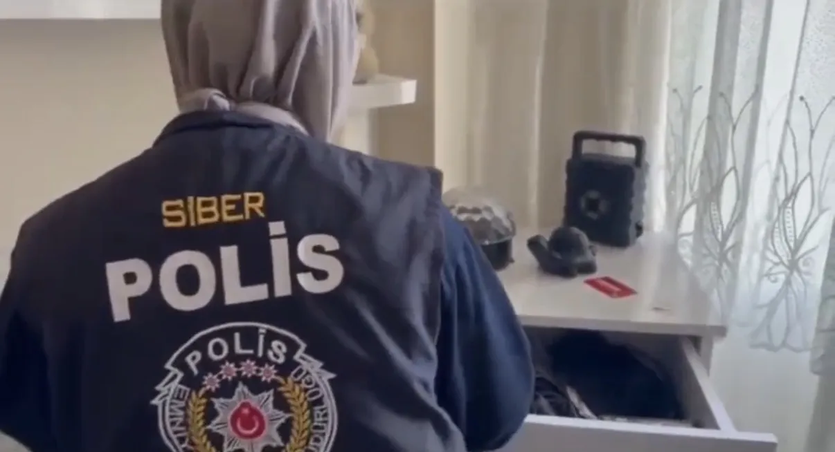 Acılı ailelere şantaj yapan sanal zorbalara polis operasyonu düzenlendi