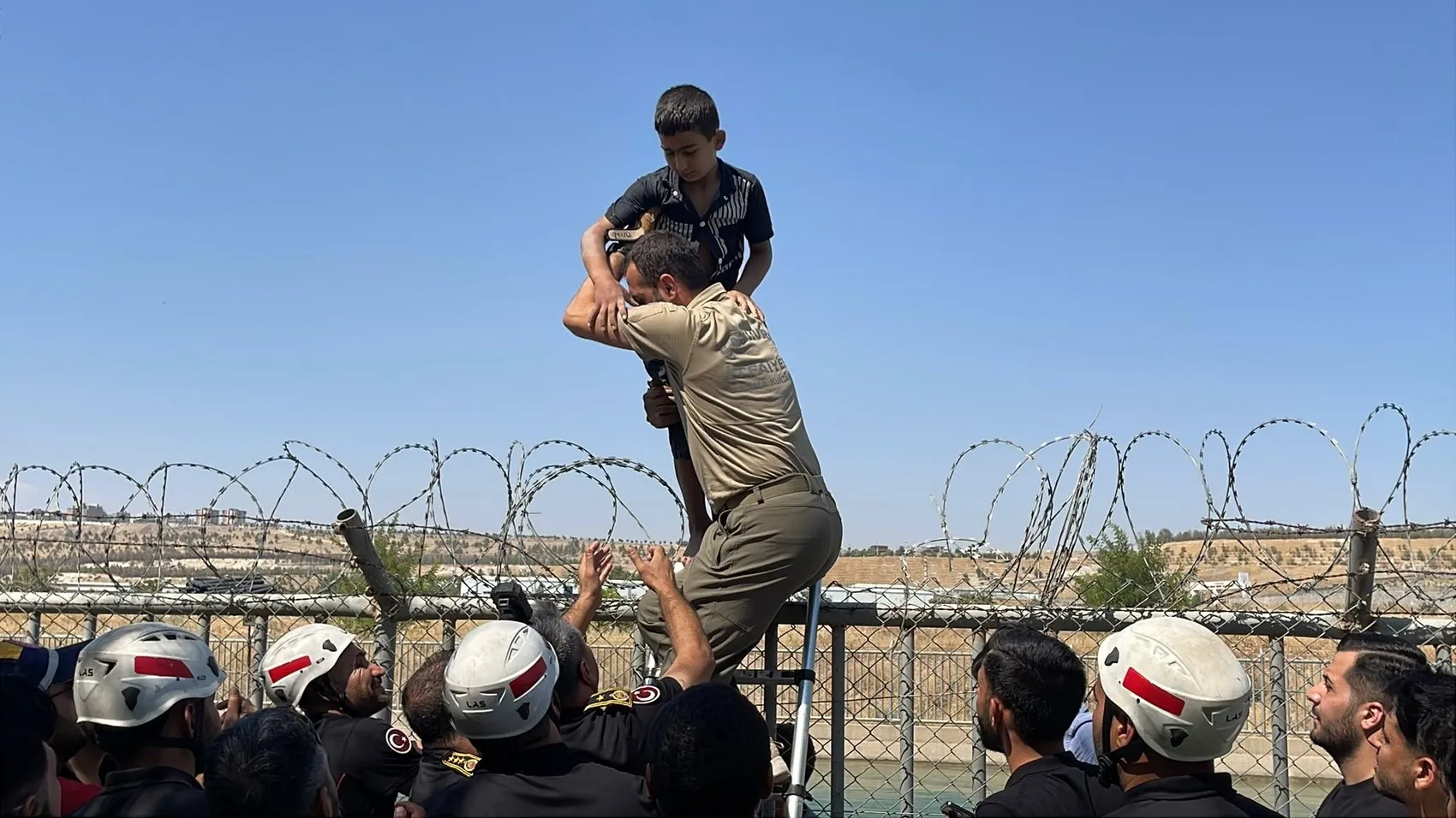 Şanlıurfa valilik korumaları kanalda boğulmak üzere olan iki çocuğu son anda kurtardı