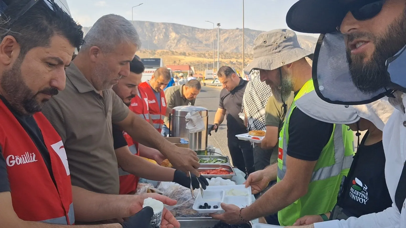 Sınırda bekleyen Filistin destekçilerine Şırnaklı iş insanından yemek yardımı