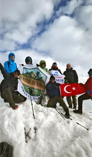 Dağcılar Van Gölü kirliliğine dikkat çekmek için Ağrı Dağı zirvesine tırmandı