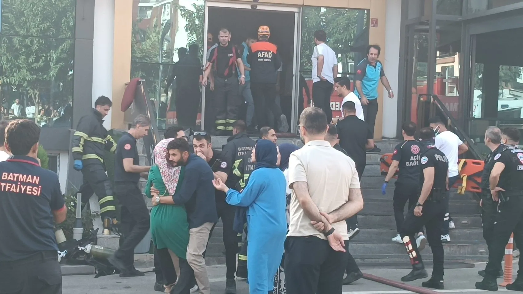 Batman'da spor salonunu alevler sardı, 10 kişi hastaneye kaldırıldı