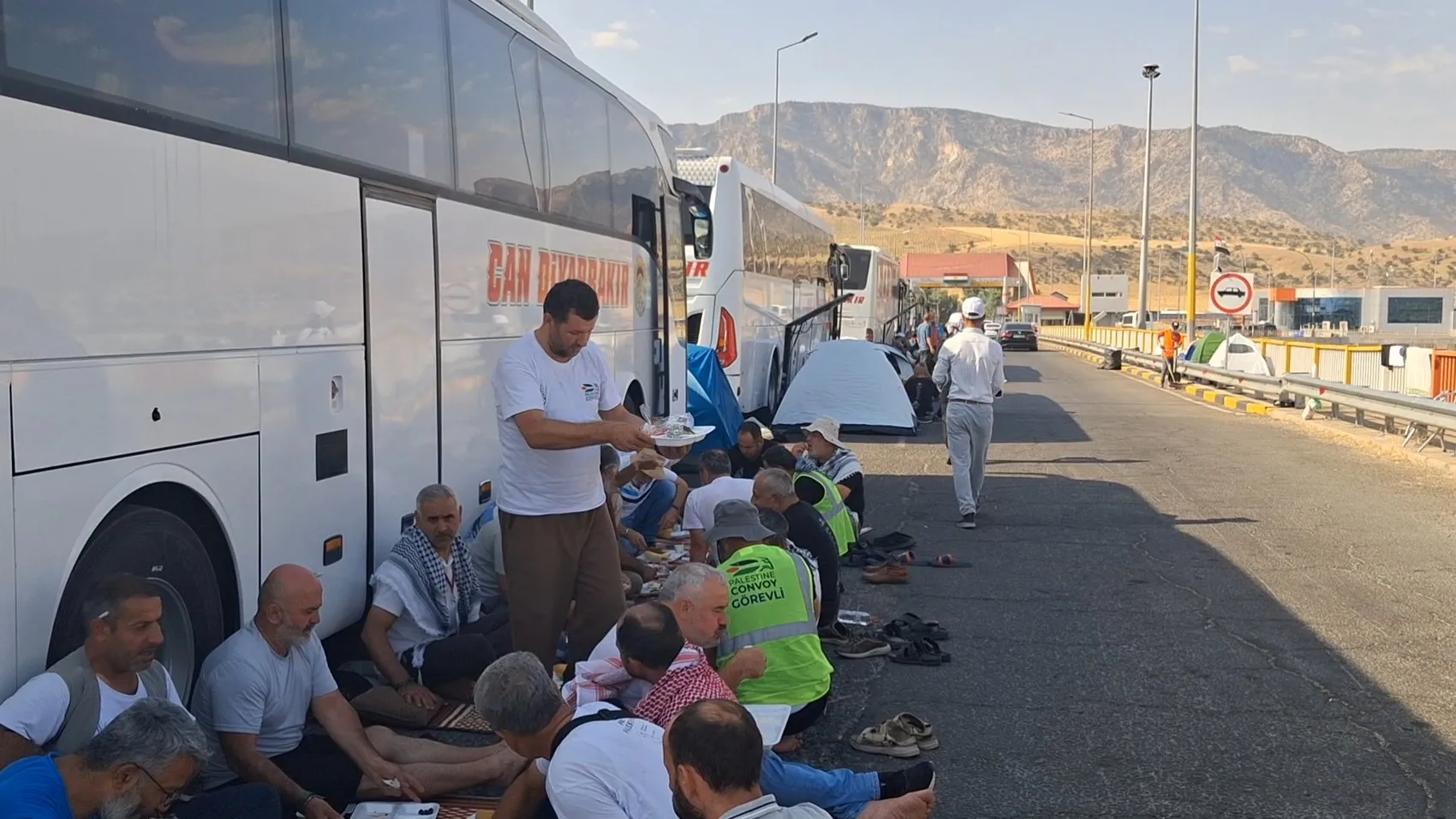 Sınırda bekleyen Filistin destekçilerine Şırnaklı iş insanından yemek yardımı