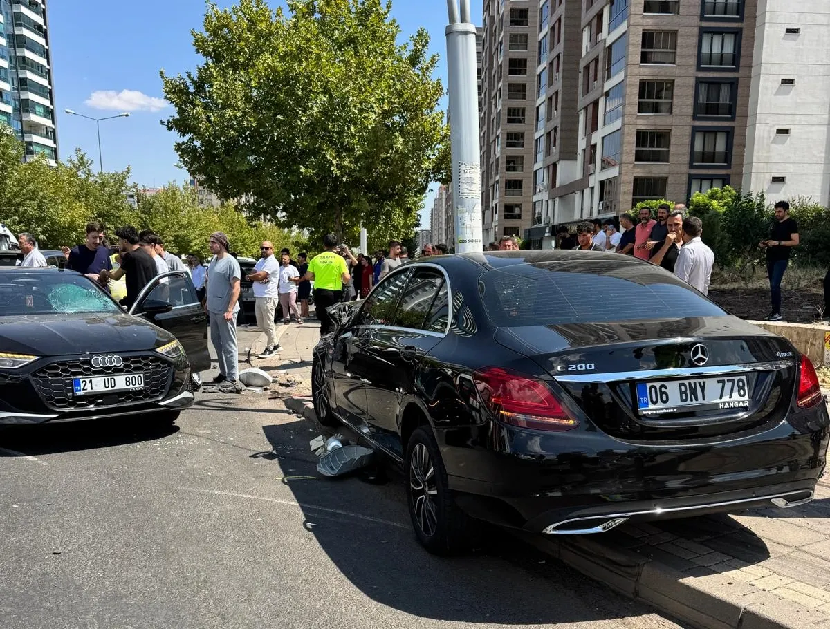 Kayapınar ilçesinde iki araç çarpıştı