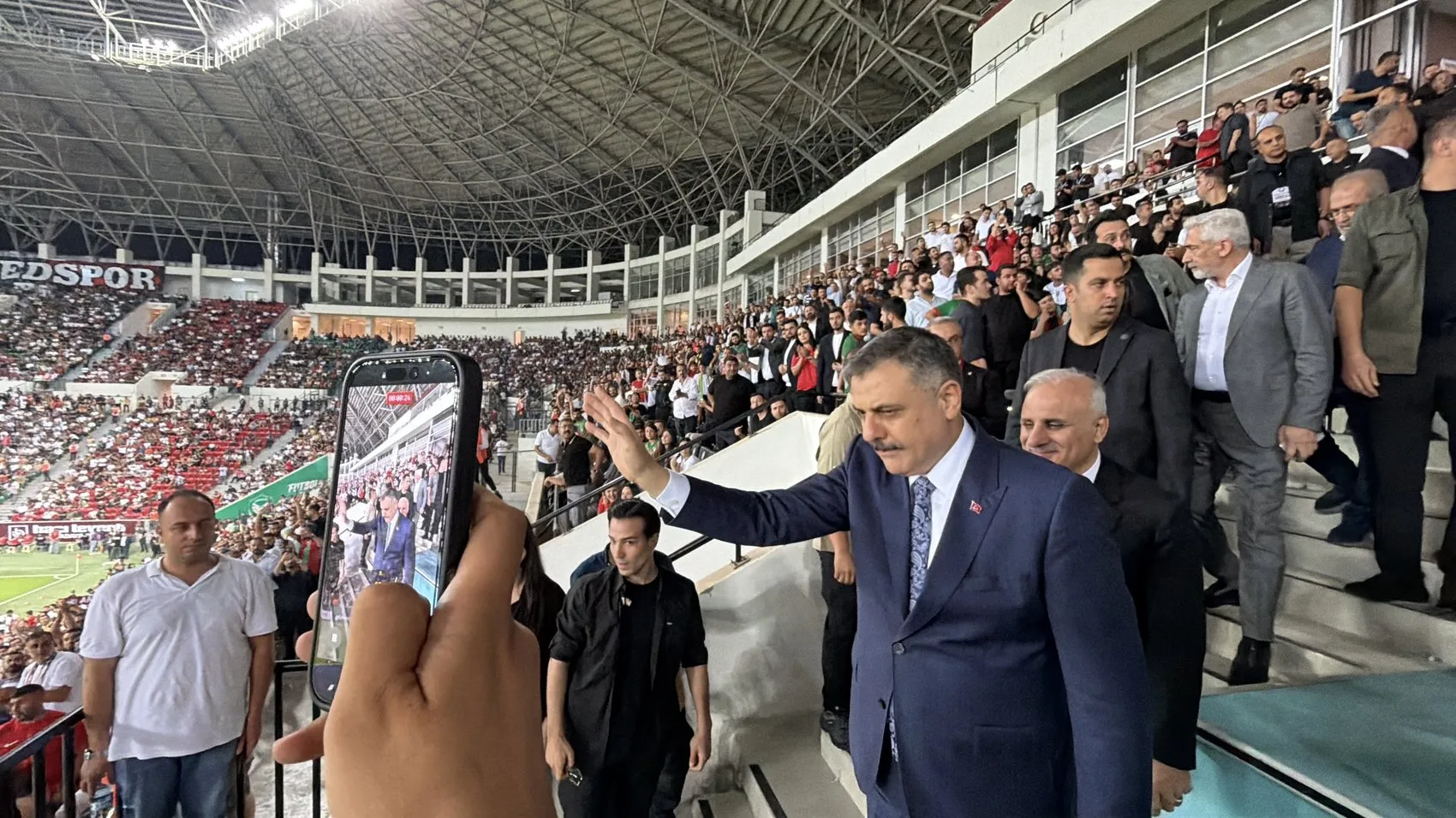 Amedspor ve Erzurumspor mücadelesinde protokol tribününde dikkat çeken isimler yer aldı