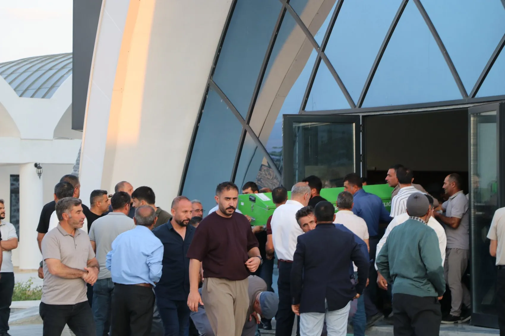 Van Gölünde iki kardeşin hayatını kaybettiği acı olayda cenazeler defnedildi