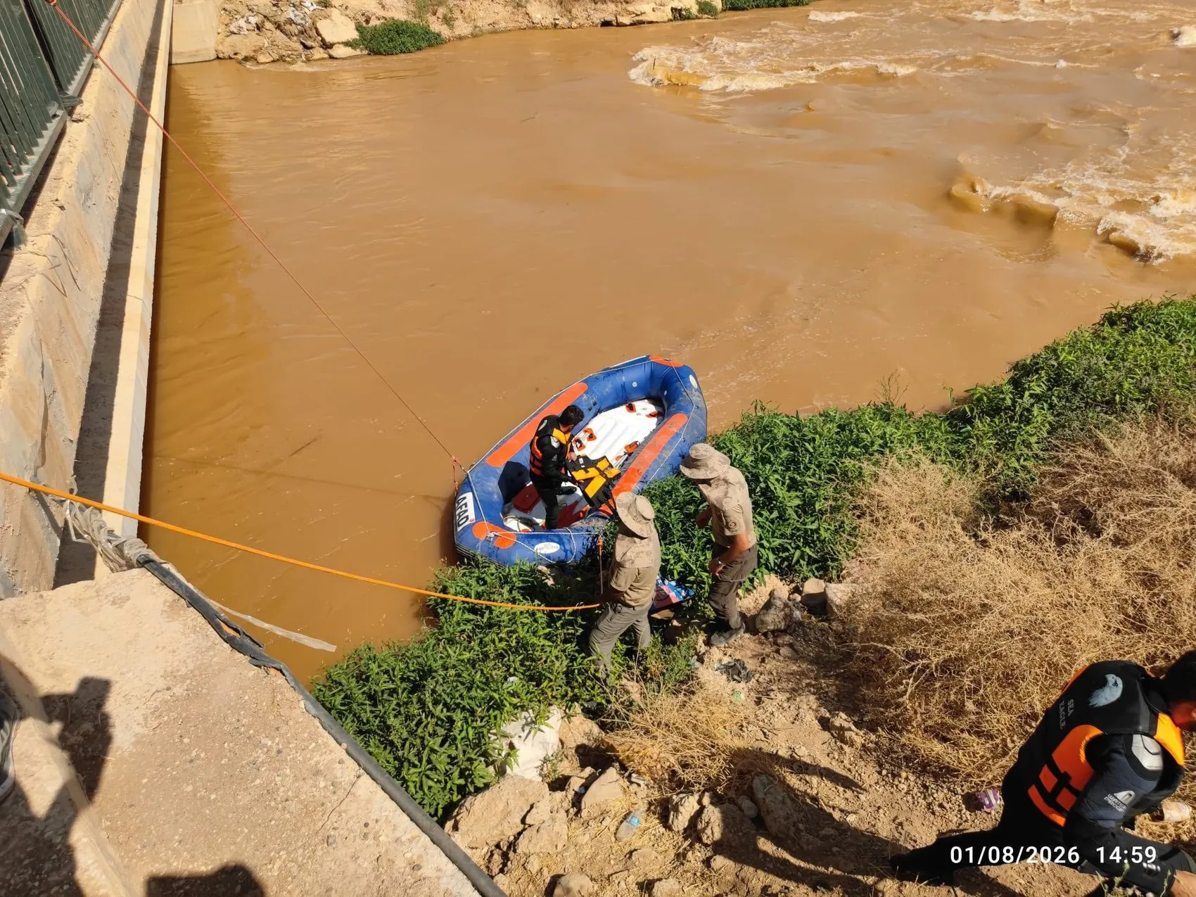 Şanlıurfa'da dereye uçan sürücüden şaşırtan kurgu