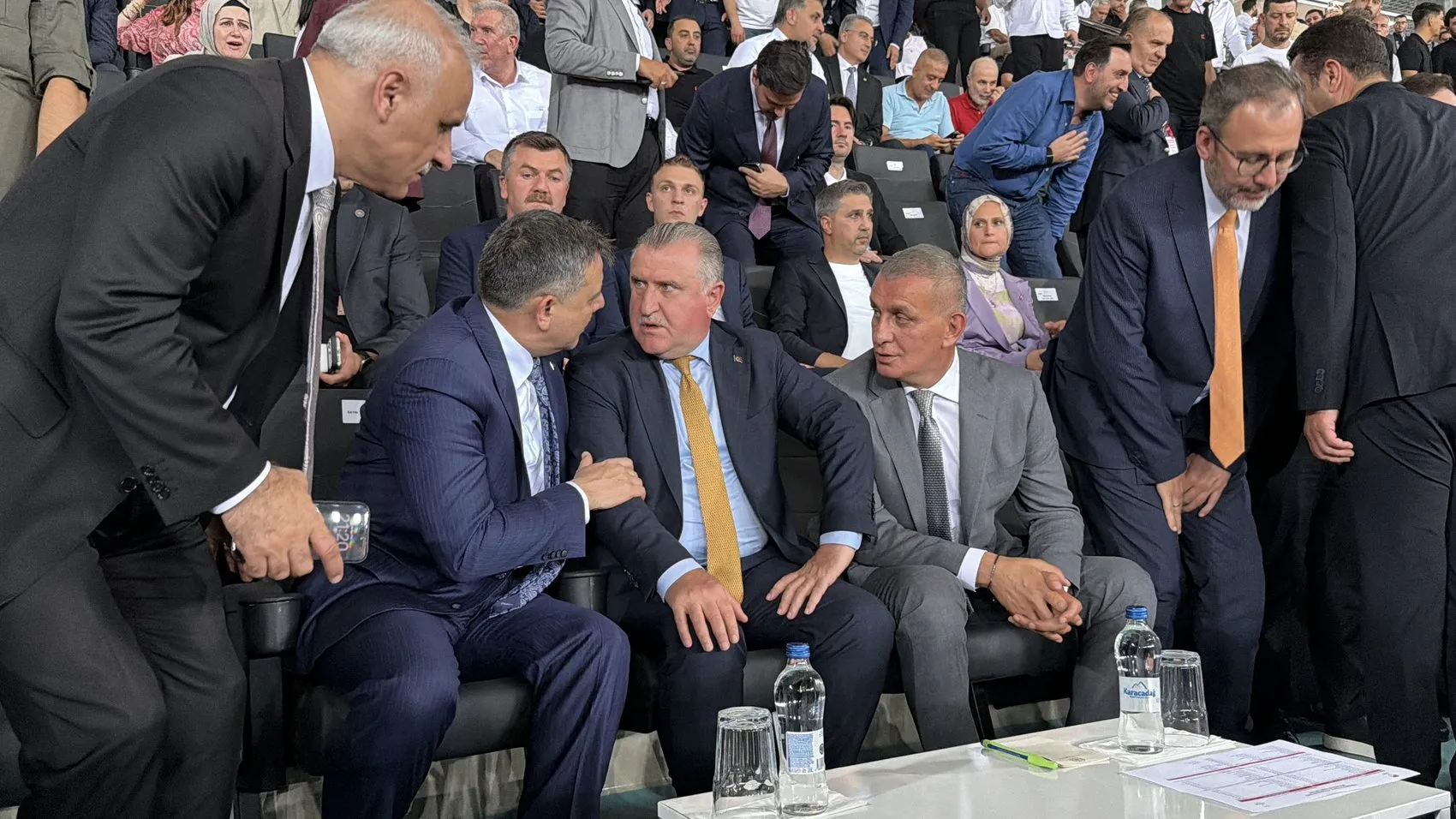 Amedspor ve Erzurumspor mücadelesinde protokol tribününde dikkat çeken isimler yer aldı