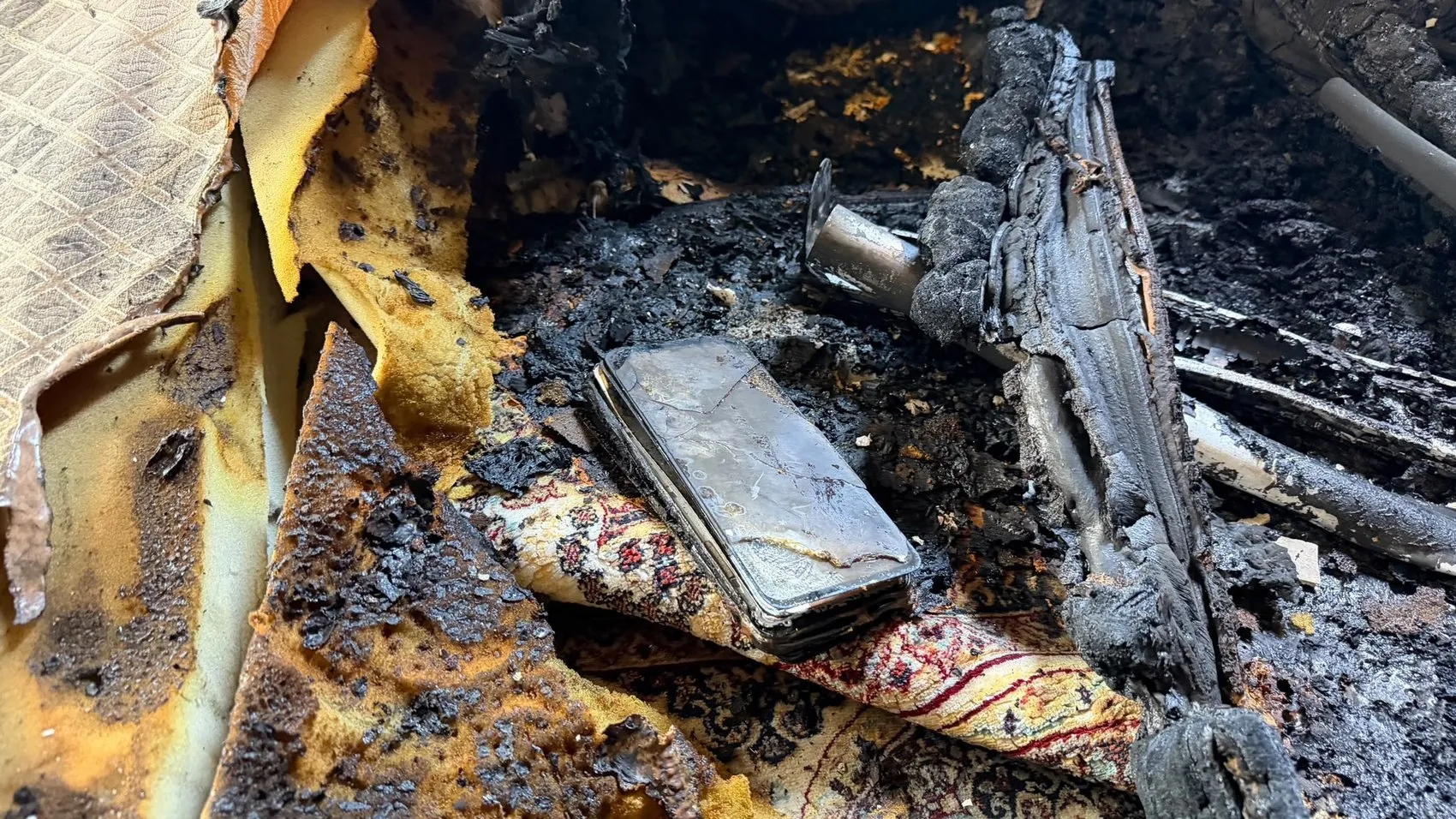 Yüksekova'da evdeki iki cep telefonu aniden patlayarak yangına yol açtı