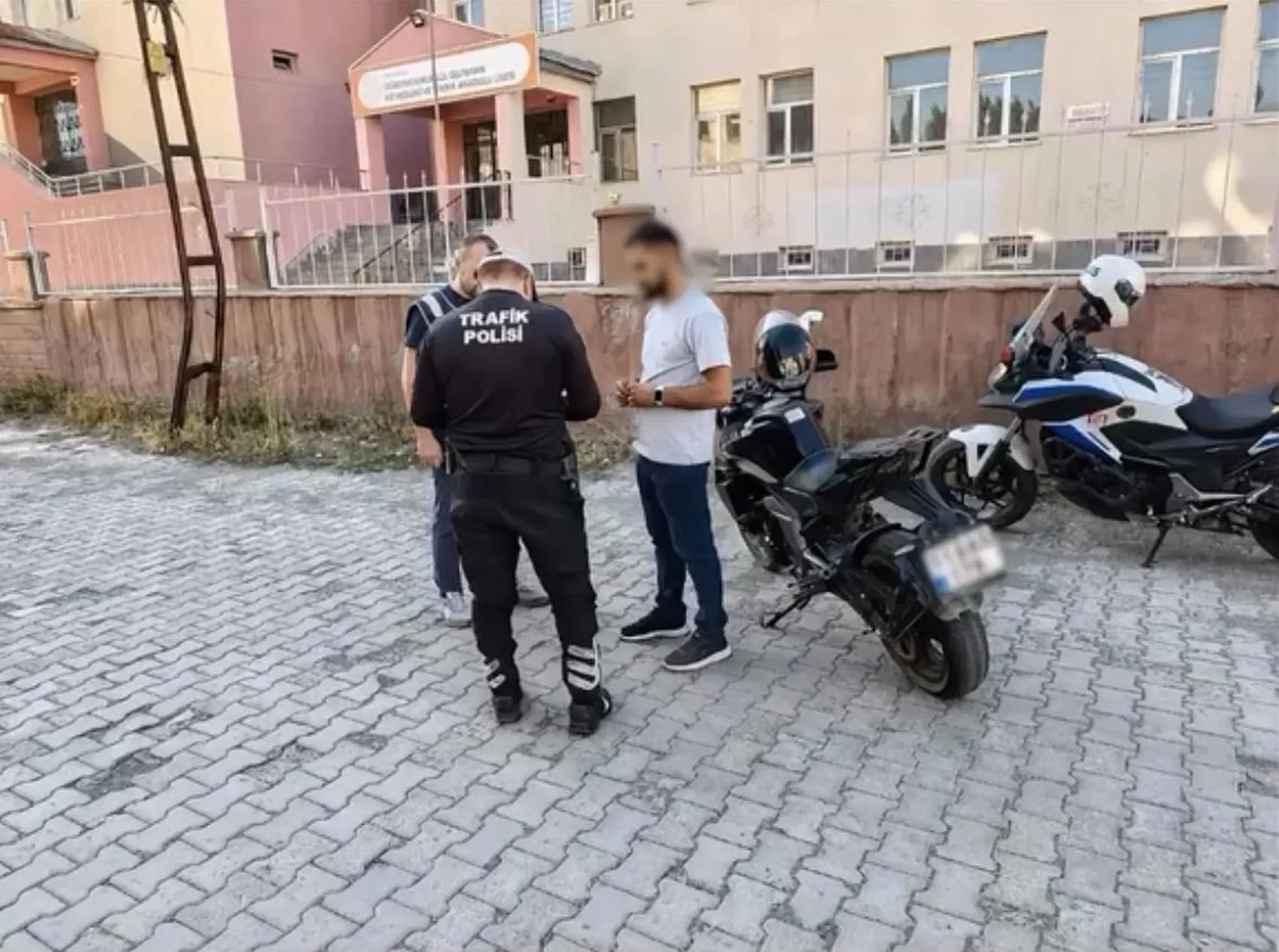 Ağrı trafiğinde gürültü yapan motosiklet sürücüsüne ağır para cezası kesildi