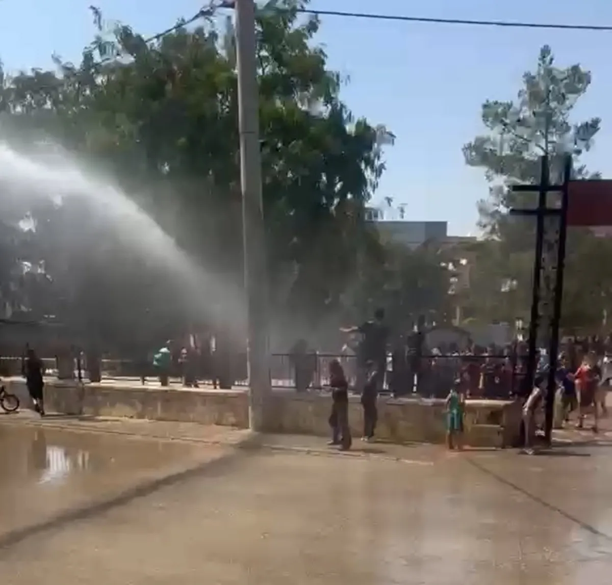 Mardin'de muhtar, çocukları tankerle su sıkarak serinletti