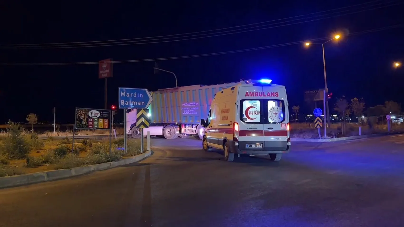 Diyarbakır Mardin yolundaki kavşakta iki araç birbirine girdi