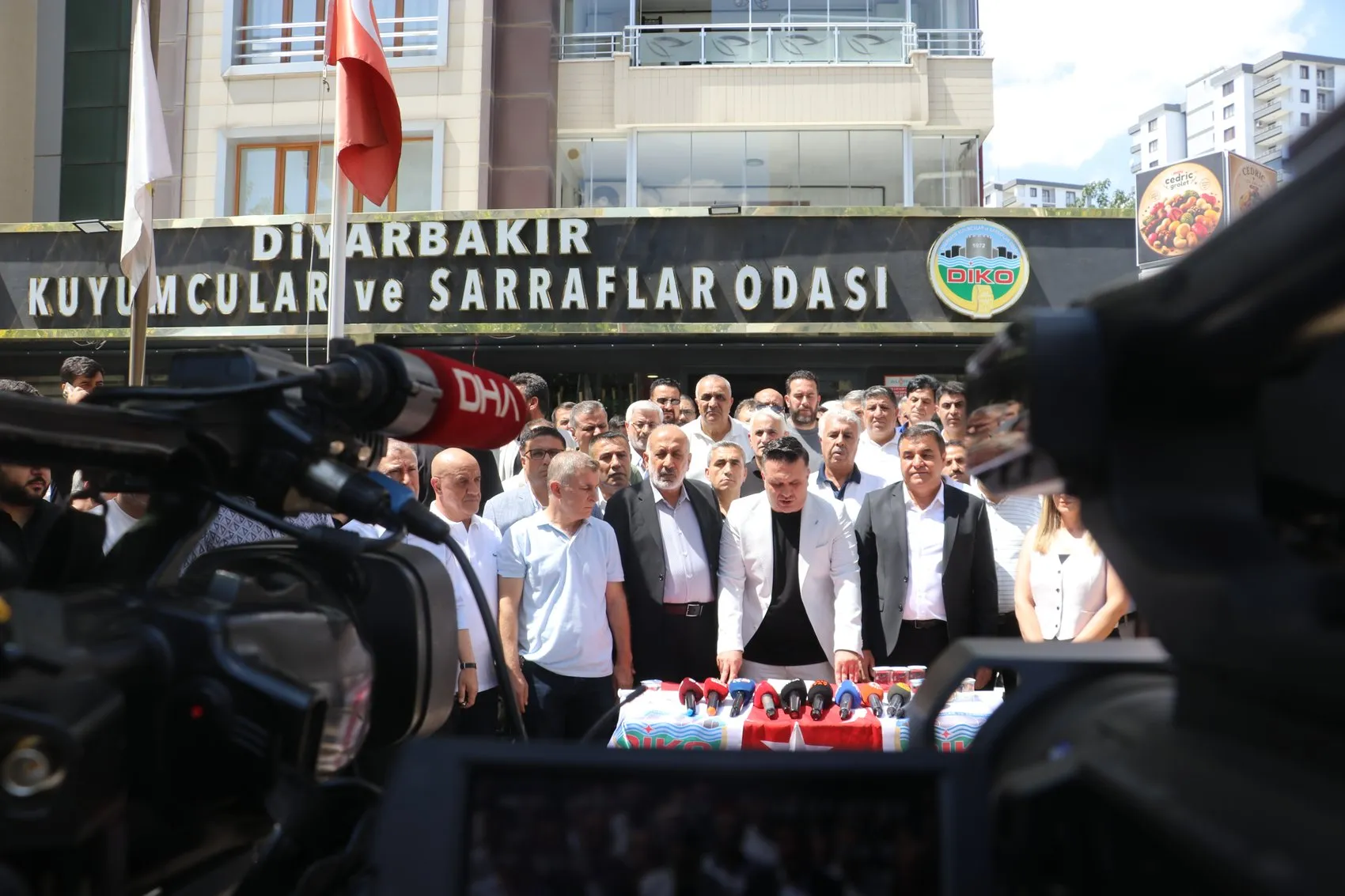 Diyarbakırda kuyumcu esnafından silahlı saldırıya karşı kepenk kapatma eylemi