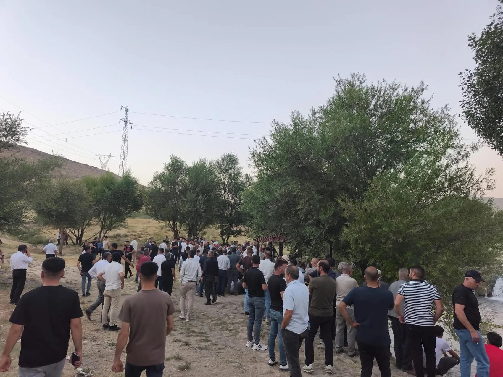Van Muradiye'de çaya düşen çocuğunu kurtaran baba hayatını kaybetti