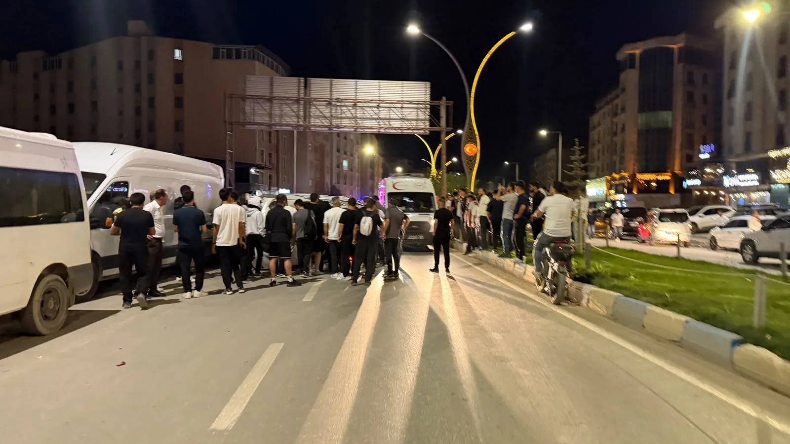 Yüksekova'da kontrolden çıkan otomobil park halindeki araçlara çarptı