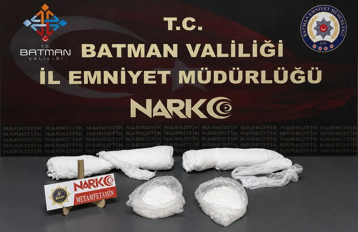 Batman yolunda otobüs yolcusunun alçısından bir kilo uyuşturucu çıktı