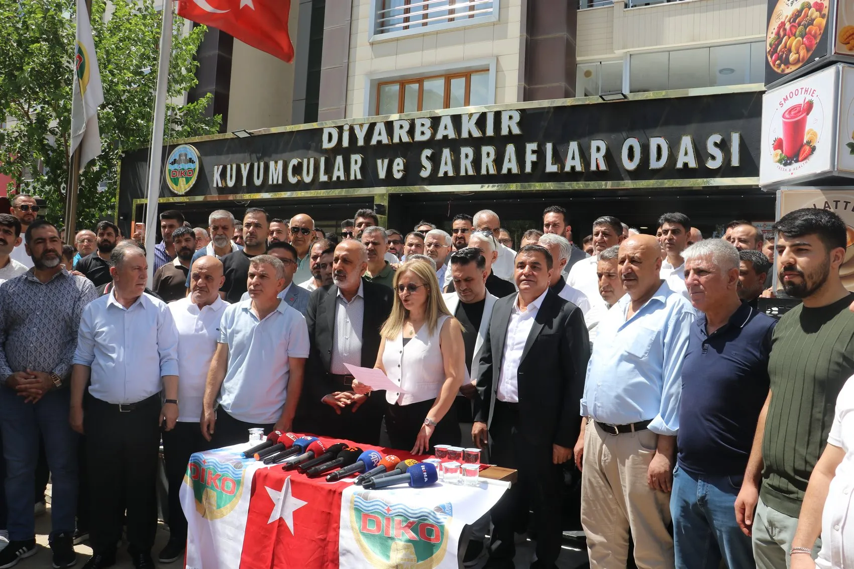 Diyarbakırda kuyumcu esnafından silahlı saldırıya karşı kepenk kapatma eylemi