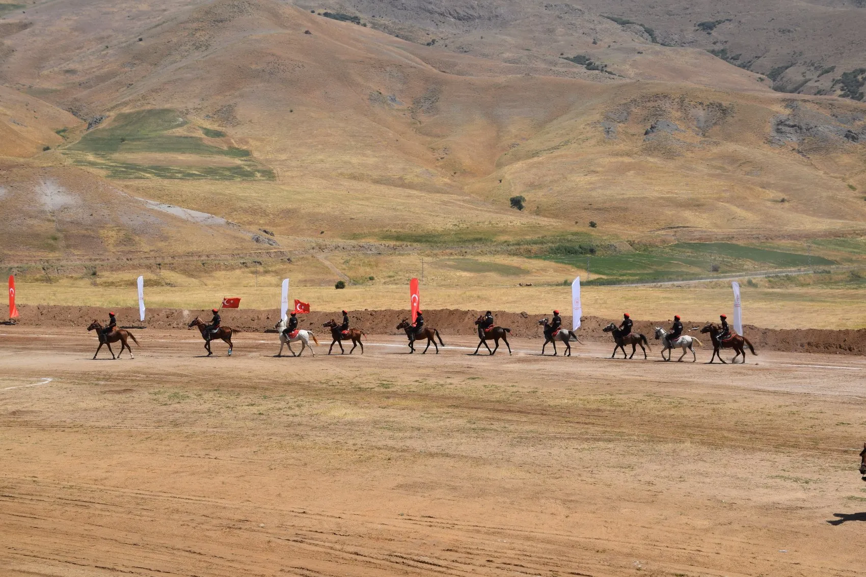 Van Ulupamir köyünde atlı spor heyecanı yaşandı