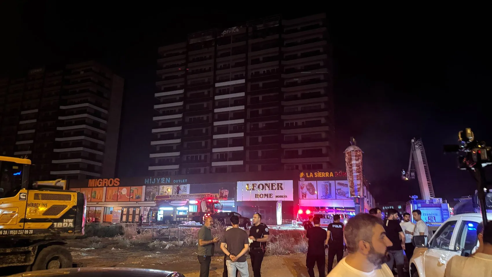 Diyarbakır'daki plazada yangın, itfaiyenin müdahalesiyle söndürüldü
