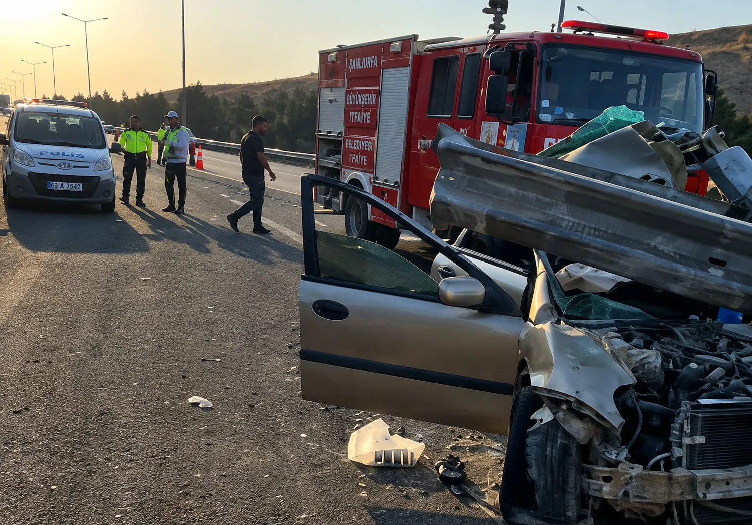 Şanlıurfa yolunda kontrolden çıkan araç bariyerlere girdi