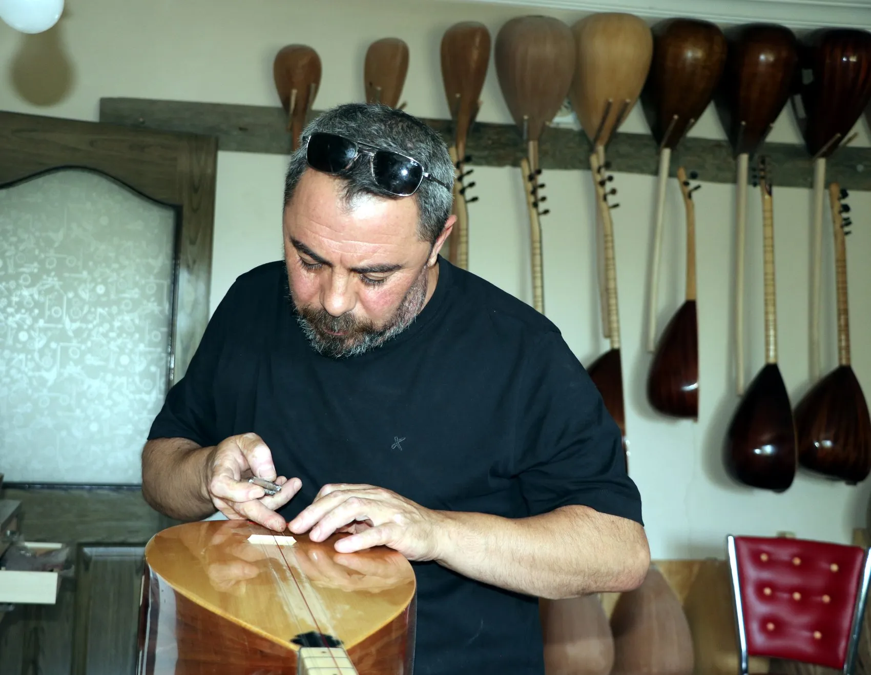 Vanlı bağlama ustasının el emeği eserleri dört kıtaya ulaşıyor