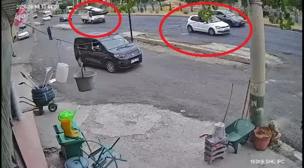 Diyarbakır Silvan yolunda kamyonetten dökülen demirler trafiği birbirine kattı