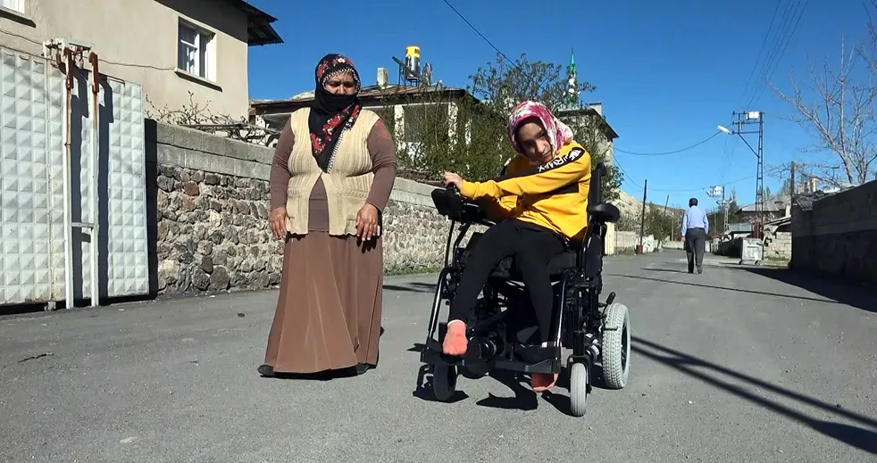 Ercişli Esma tedavi sonrası yıllar sonra ilk kez ayağa kalktı