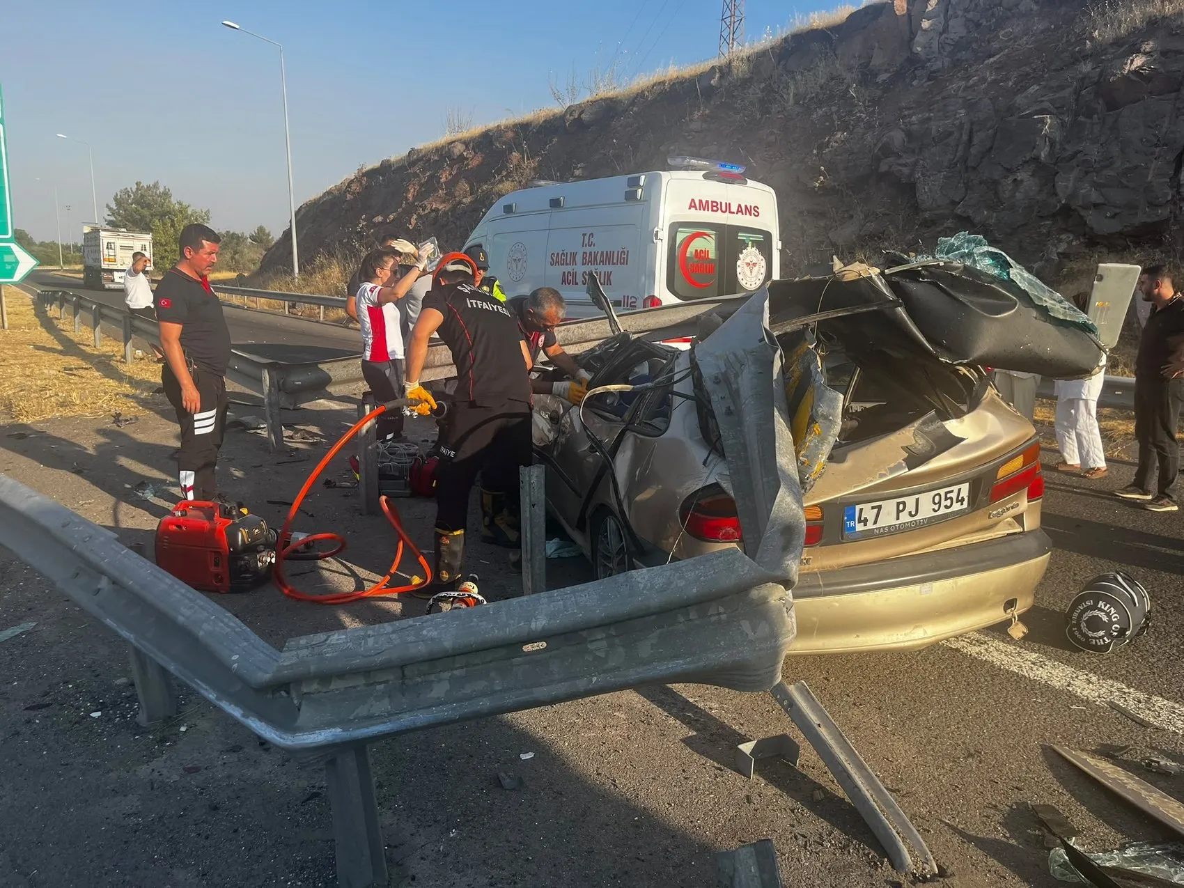 Şanlıurfa yolunda kontrolden çıkan araç bariyerlere girdi