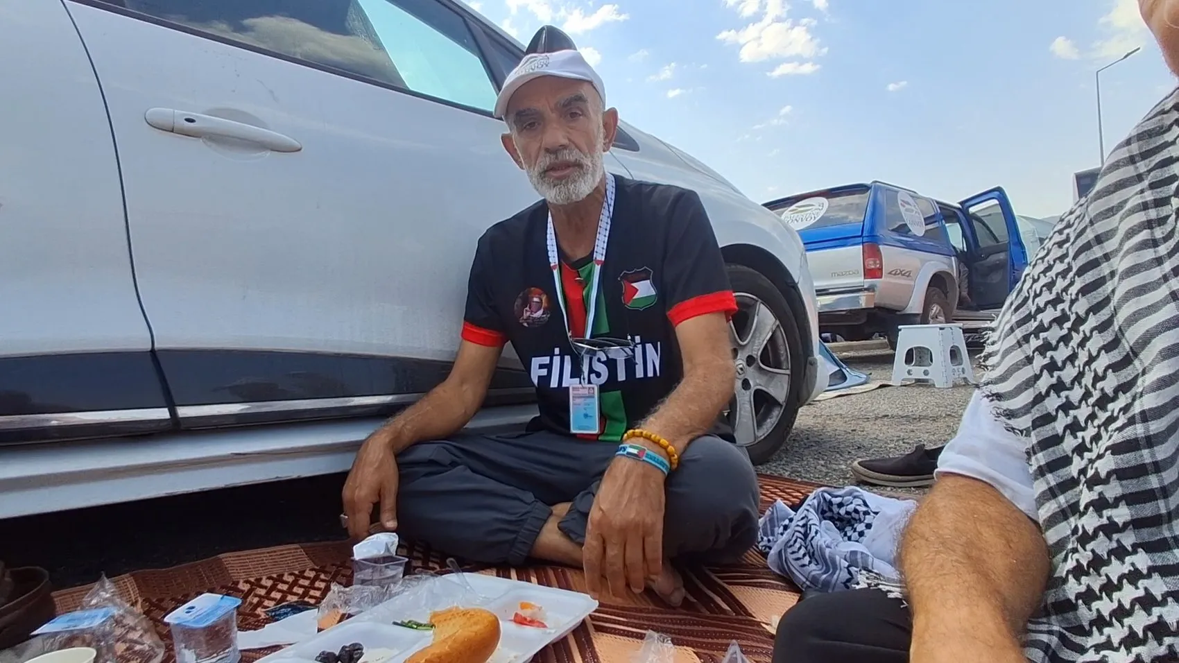 Sınırda bekleyen Filistin destekçilerine Şırnaklı iş insanından yemek yardımı