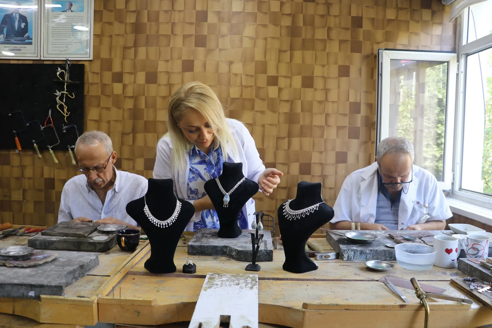 Diyarbakırlı kuyumcu ustası asırlık kişniş takısı geleneğini yaşatıyor
