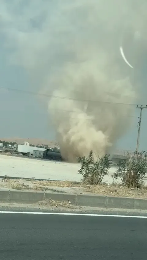 Nusaybin'de yol kenarında beliren hortum cep telefonuyla kaydedildi