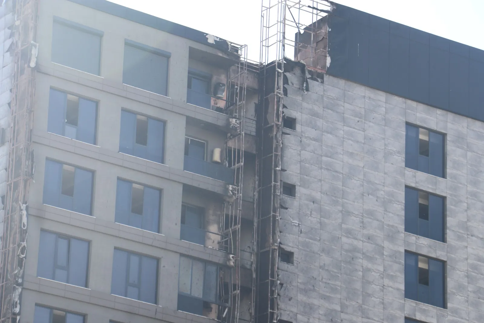 Diyarbakır'daki plazada yangın hasarı dronla görüntülendi