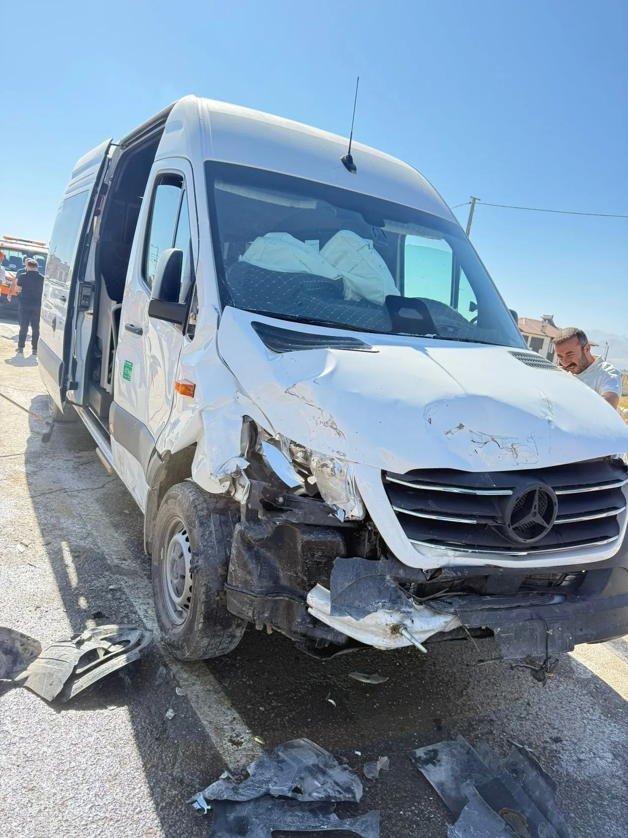 Yüksekova'da kafa kafaya çarpışma 10 yaralı