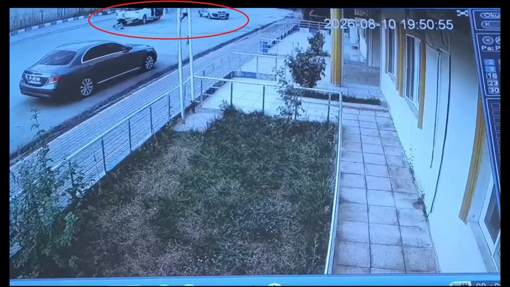 Baykan Belediyesi çalışanları kontrolden çıkan otomobili son anda durdurdu