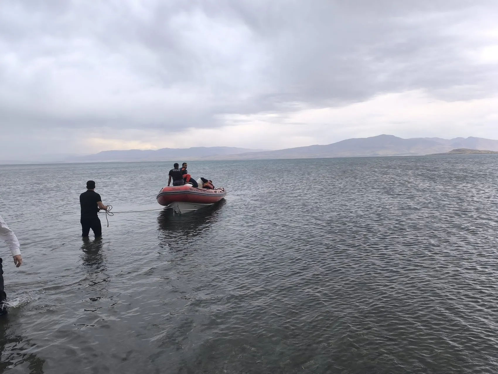 Rüzgarla Van Gölü'nde açığa sürüklenen 3 kişiyi dalgıçlar kurtardı