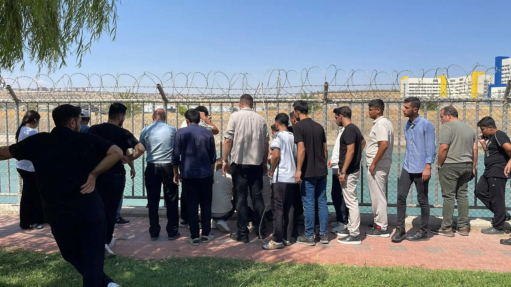Şanlıurfa valilik korumaları kanalda boğulmak üzere olan iki çocuğu son anda kurtardı